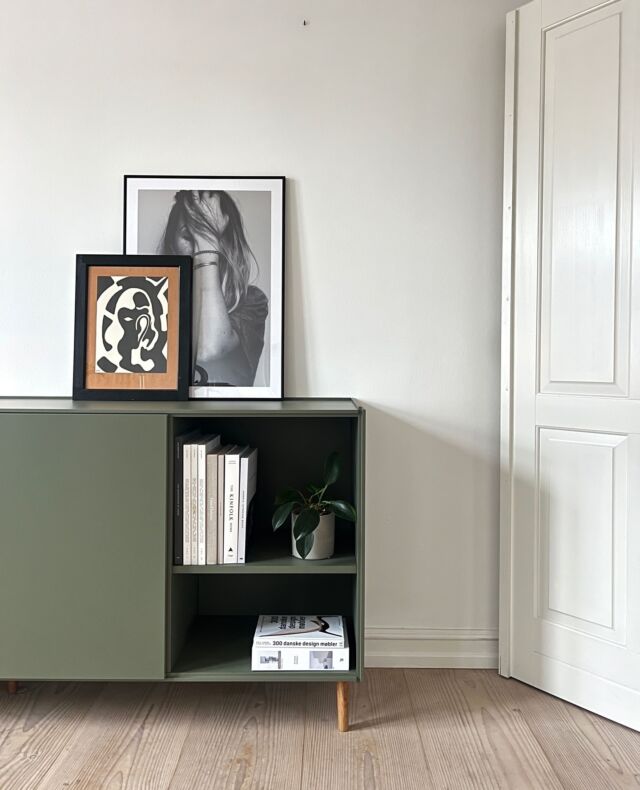 NU ONLINE: KEEP skænk - PF2001 🎶📚️⁠
⁠
Fremstillet af materialer i høj kvalitet forener KEEP-skænken funktionalitet med dine personlige valg i perfekt harmoni. Uanset om du foretrækker skuffer, hylder eller låger, kan dette møbel designes og skræddersys præcis efter dine ønsker.⁠
⁠
Skænkens alsidighed gør det muligt at anvende den i ethvert rum – fra spisestuen til stuen – og den fungerer både som et karakterfuldt møbel og en praktisk opbevaringsløsning.⁠
⁠
Nysgerrig på dine muligheder? Klik på linket i bio for at se mere 🔗
