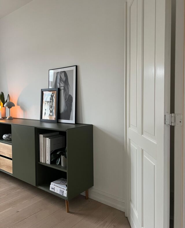 Fremstillet af materialer i høj kvalitet forener KEEP skænken funktionalitet og dine personlige valg i perfekt harmoni 🎨⁠
⁠
Uanset om du foretrækker skuffer, hylder eller låger, kan dette møbel designes som du ønsker – lige fra valget af træ til farver og opbygningen af møblet.⁠
⁠
Bag lågerne gemmer sig masser af opbevaringsplads, som tilbyder en praktisk løsning til opbevaring af service, diverse dekorationer eller øvrige ting almindelige i hjemmet, hvis du ikke ønsker at have dem synligt fremme 🌟⁠
⁠
Lampe: @andtradition