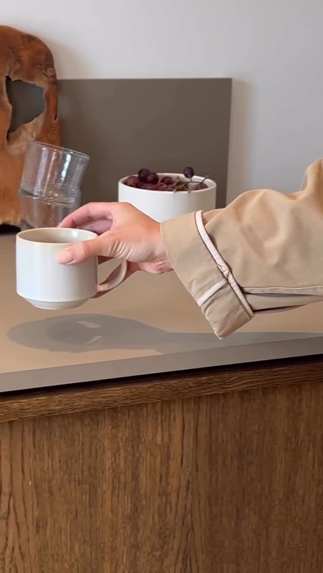 Mandag morgen starter bedst med en god kop kaffe – og et køkken, der er designet til at gøre hverdagen nemmere. 
 
Hos Plauborg Furniture skaber vi skræddersyede køkkener, hvor funktionalitet og æstetik går hånd i hånd. Fra morgenkaffen til aftensmaden – dit køkken skal være en fornøjelse at bruge, hver dag. 
 
Hvilken kaffe er din go-to om morgenen? ☕👇
 
#minimalistic #minimalism #livingroominspo #alrum #skandinaviskæstetik #hjerterum #kök #kitchendesign #kitcheninspiration #kitcheninspo #kökinspiration #inredningsinspo #nordiskinteriør #nordiskdesign #hemmahos #skönahem #scandidesign #wohnzimmerinspiration #simpledecor #wohnzimmereinrichtung #modernhome #reol #nordicminimalism #nordiskhjem #nordiskindretning #wohnzimmer #reoldecor #kökinspo #hem #hygge