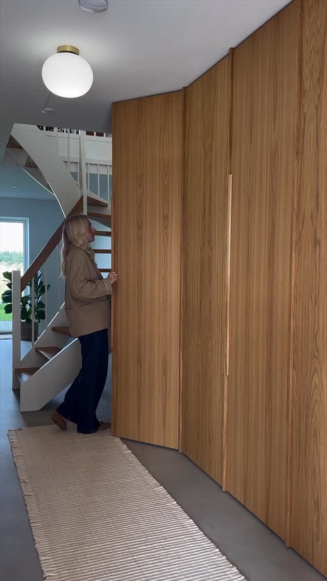 Snedkerlavede garderobeskabe i eg – skræddersyet til dit hjem 💫
 
Hos Plauborg Furniture skaber vi speciallavede garderobeskabe, der kombinerer funktionalitet med tidløst design. Vores skabe kan tilpasses præcist til dit rum – fra gulv til loft. 
 
Kontakt os via linket i bio og lad os skabe din næste garderobe eller et andet projekt 🔗