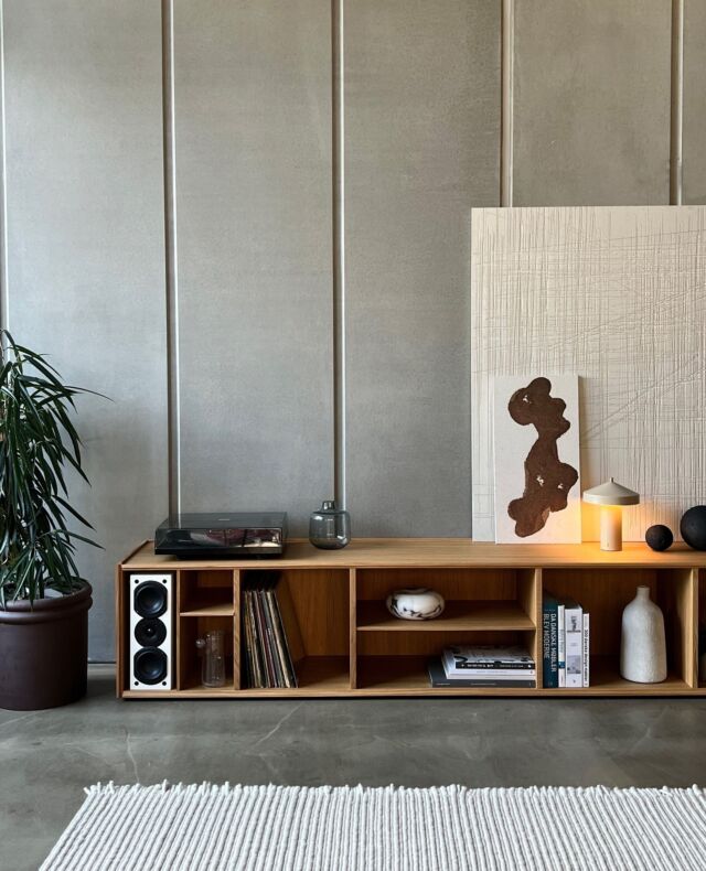 Hi-fi-møbler i kompromisløst design 🎶🖤⁠
⁠
Hos Plauborg Furniture skaber vi hi-fi-møbler, der forener funktionalitet, æstetik og kompromisløst håndværk. Vores skræddersyede løsninger sikrer optimal akustik, skjult kabelføring og et tidløst design, der passer perfekt ind i dit hjem. ⁠
⁠
Uanset om du ønsker et minimalistisk setup eller en elegant opbevaringsløsning til din pladespiller og forstærker, designer vi møblet, så det matcher dine behov.
