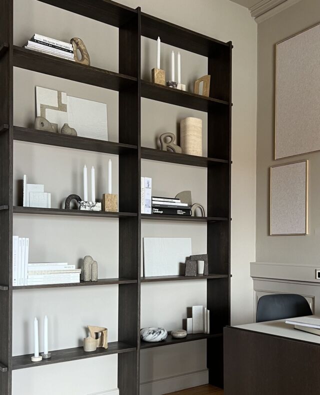 Skræddersyet reol – designet til dig ✏️✨ Drømmer du om en eksklusiv reol, der kombinerer æstetik, funktionalitet og håndværk? Hos Plauborg Furniture skaber vi specialdesignede løsninger, der passer perfekt til dit hjem og din stil.⁠
⁠
Vores møbler er håndlavede af dygtige snedkere, skabt af eksklusive materialer i højeste kvalitet og designet efter dine mål og ønsker.⁠
⁠
Kontakt os i dag via linket i bio, og lad os skabe din drømmereol 👀⁠
⁠
#nordicminimalism #nordiskhjem #nordiskindretning #wohnzimmer #reoldecor #kökinspo #husrenovering #indretningoginspiration #drømmehus #drømmebolig #nordiskstil #stueinspirasjon #dinningarea #dinningtable #simple #boligrenovering #homerenovation #neutralhome #kitchendecor #kitchenrenovation #køkkeninteriør
