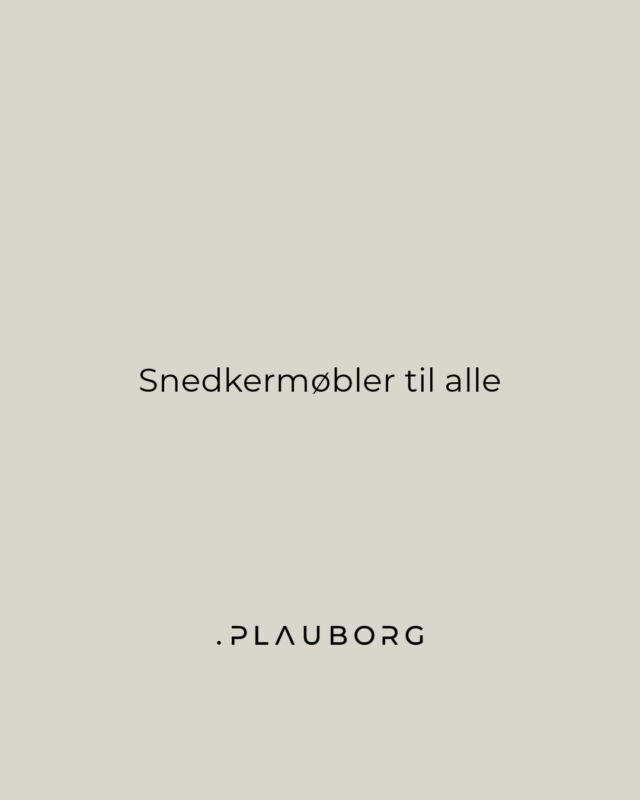 Snedkermøbler til alle 🌟 Vi laver snedkermøbler alle, kan få råd til, men hvor kvaliteten stadig er høj. Produktionen foregår på bestilling, og alle møbler fremstilles i Danmark på særligt udvalgte snedkerværksteder.
⁠
Det er vigtigt for os at have en personlig kontakt til snedkeriet på samme måde, som vi også har personlig kontakt til vores kunder ☺️
⁠
Kontakt os via linket i bio hvis du er interesseret i at høre mere om, hvordan vi sammen kan hjælpe dig med at realisere dit drømmemøbel 🔗
