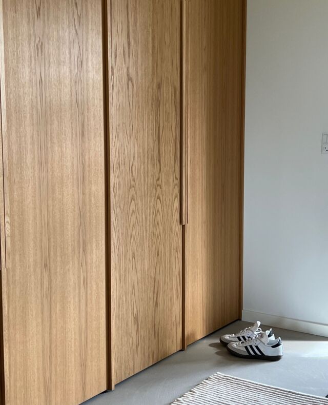 Skræddersyet elegance til din entré 🧥⁠
⁠
Hos Plauborg Furniture forener vi funktionalitet med æstetik, og denne specialdesignede garderobe er et perfekt eksempel. Smukke egetræsoverflader, rene linjer og håndlavede detaljer skaber et tidløst udtryk, der komplementerer enhver indretning 🌂⁠
⁠
Har du en entré, der fortjener et løft? Lad os designe en løsning, der passer præcist til dine behov 👀